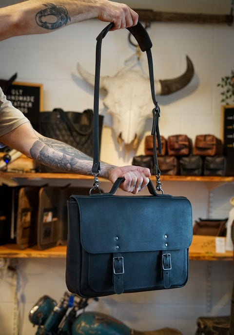 16" Messenger Bag (Flat Black)