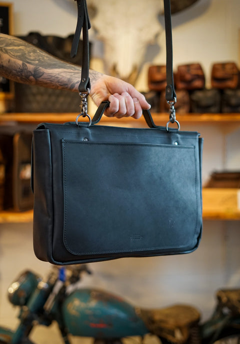 16" Messenger Bag (Flat Black)