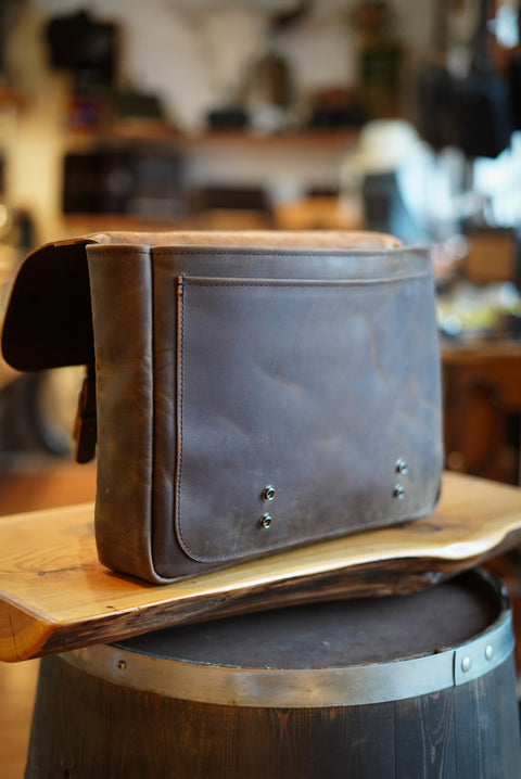 16" Messenger Bag (Water Buffalo: Brown)