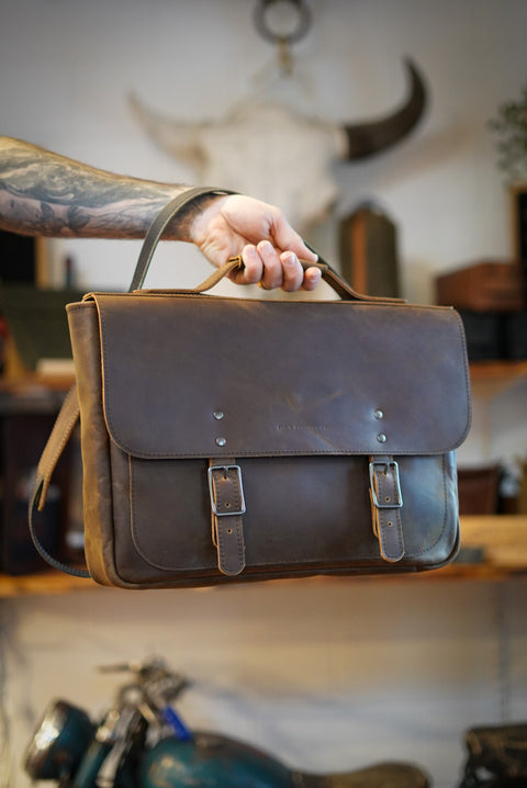 16" Messenger Bag (Water Buffalo: Brown)