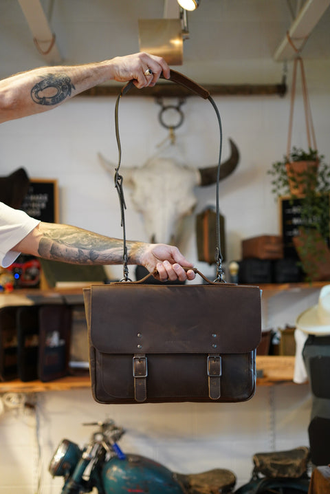 16" Messenger Bag (Water Buffalo: Brown)