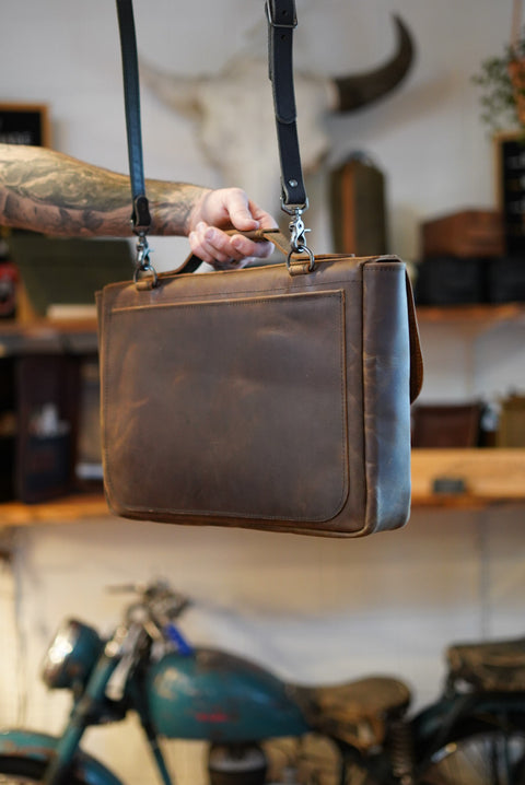 16" Messenger Bag (Water Buffalo: Brown)