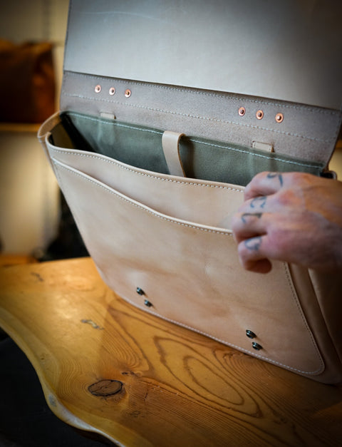 16" Messenger Bag (Natural Veg Tan)