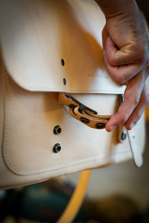 16" Messenger Bag (Natural Veg Tan)