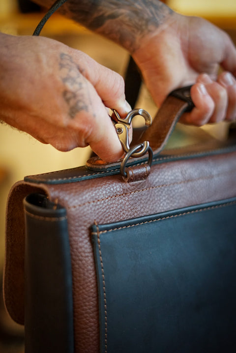 16" Messenger Bag (Rock River Cappuccino + Flat Black Accents)