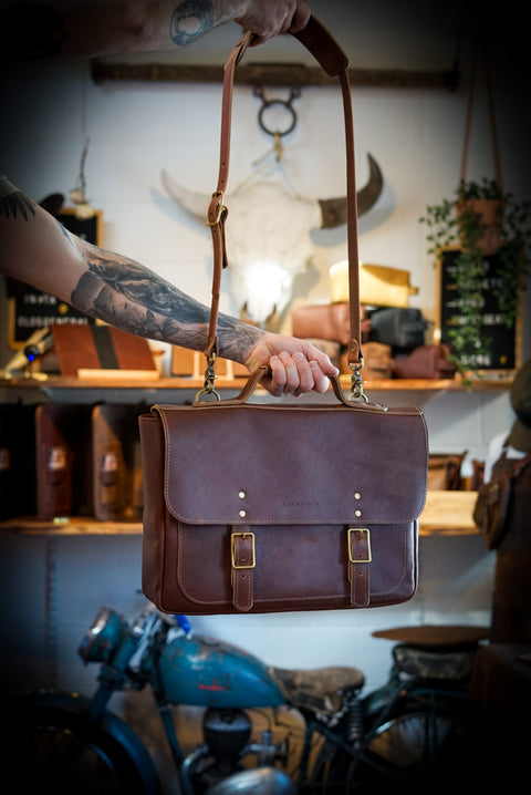 16" Messenger Bag (Oro Logger Brown)