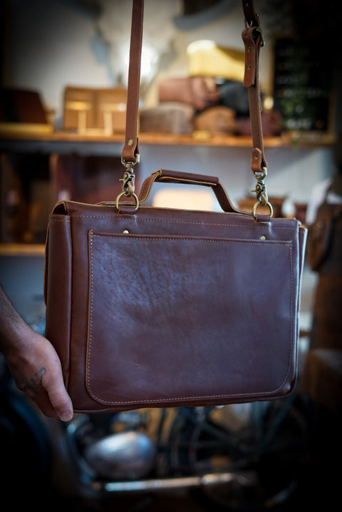 16" Messenger Bag (Oro Logger Brown)