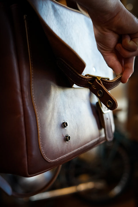 16" Messenger Bag (Oro Logger Brown)