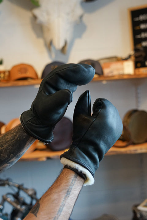 Black deerhide mittens with the option to have real sheeps wool or a synthetic liner