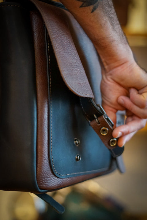 16" Messenger Bag (Rock River Cappuccino + Flat Black Accents)