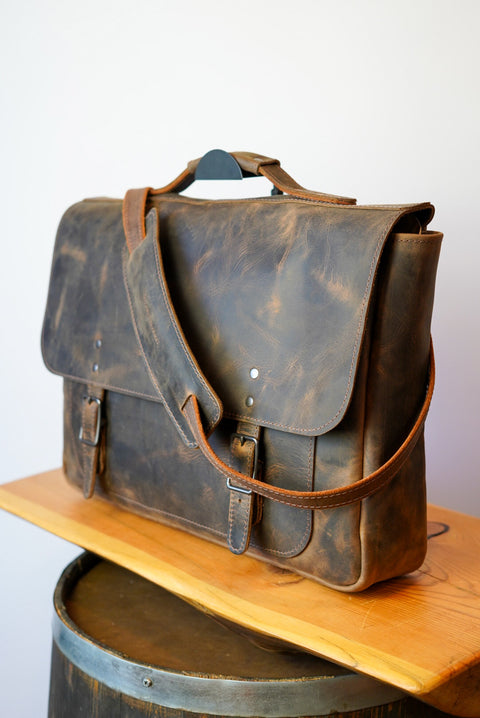 18" Messenger Bag (Bourbon Brown)