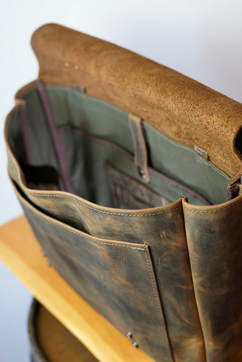 18" Messenger Bag (Bourbon Brown)