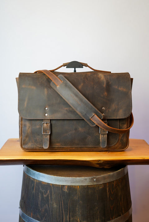18" Messenger Bag (Bourbon Brown)