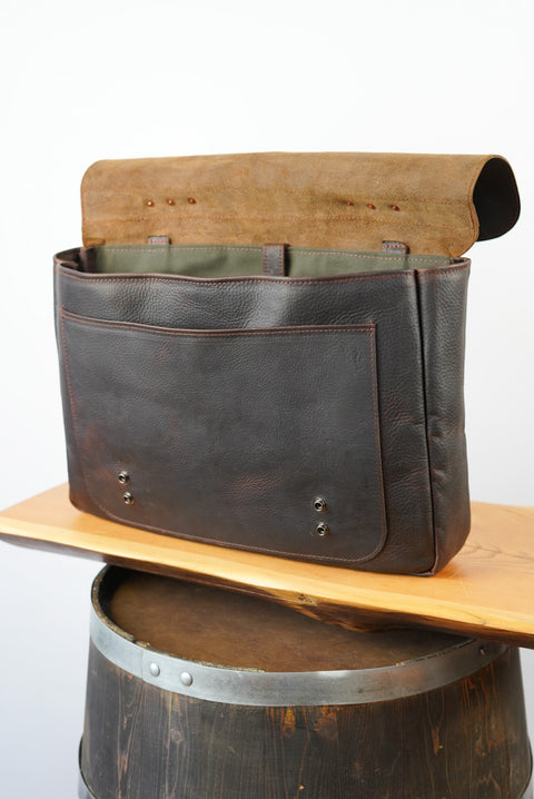 18" Messenger Bag (Pebbled Malbec)