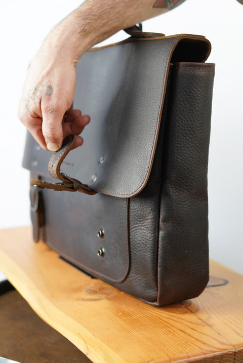 18" Messenger Bag (Pebbled Malbec)