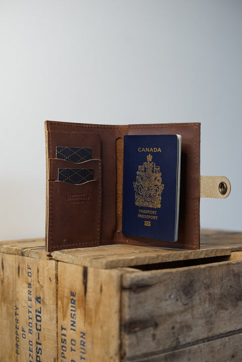 Passport Wallet (Oro Logger Brown)