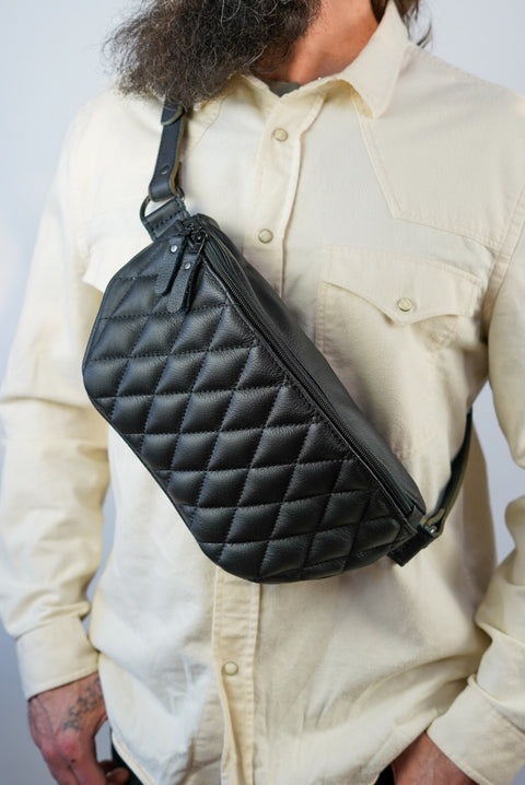 (NEW!) XL Diamond Stitch: Crossbody Bag (Black)